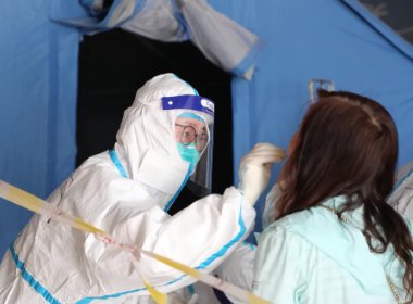 广州23人感染酒吧负责人发声，他都说了什么？他需要承担哪些法律责任？