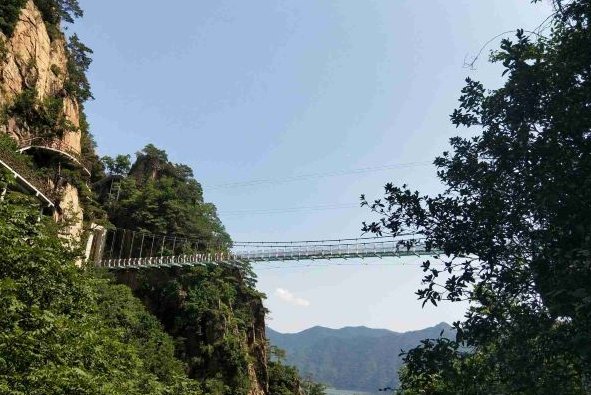 辽宁玻璃栈道发生事故是否造成人员伤亡？