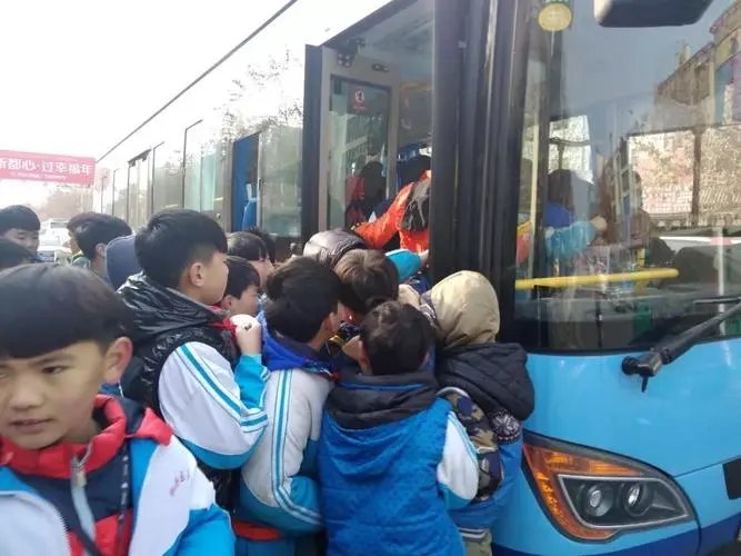 威海宝宝公交上骑玩具车妈妈舌战司机，乘坐公交车的时候要遵守哪些规定？