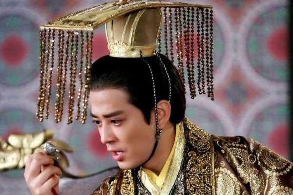 为成大业装瞎三年，忍了出轨的妻子和擅权的大舅哥，这位堪称忍者神龟的皇上是谁?