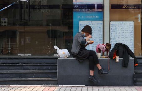 对话上海电话亭女士:我这个人活得很简单,她的一天是如何度过的?