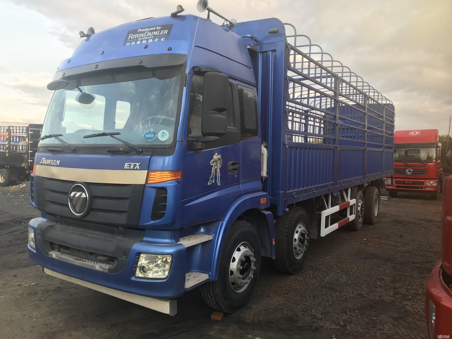 云南一载满沙子的货车侧翻,路边两居民侥幸逃过一劫,当时的情况有多危急?