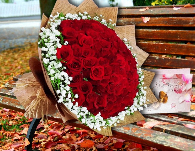 广西一高校男生在晚上推玫瑰车进女生宿舍,你喜欢这种校园爱情吗?