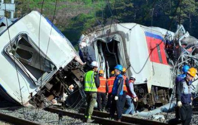 甘肃脱轨坠桥事故致3人死亡，事故发生的原因是什么？