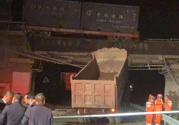 甘肃脱轨坠桥事故致3人死亡，事故发生的原因是什么？