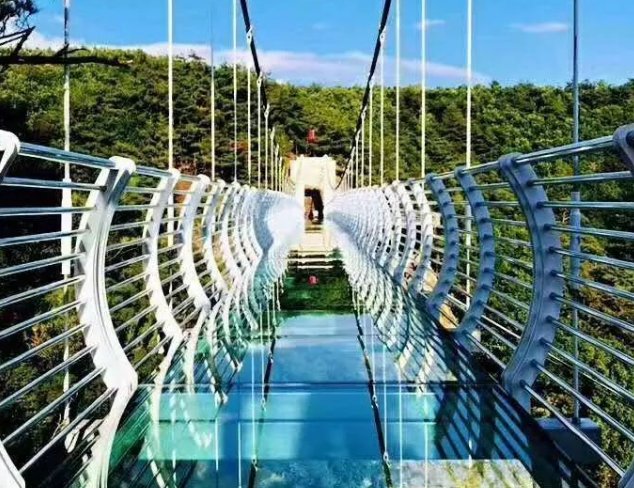 辽宁玻璃栈道发生事故是否造成人员伤亡？