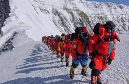 突发!5名游客在攀登火山途中遇难,究竟发生了什么?