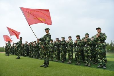 新生军训汇演动作流畅像动画，如此整齐，他们是怎样训练的？