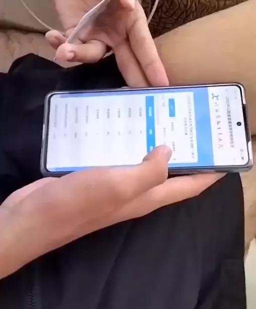 江西一男孩查分后盯手机愣住，妈妈心疼，这位男孩当时的心情是怎样的？