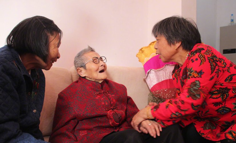 江西一名百岁老人被孙子捧成全县网红，你对这位老人有哪些了解呢？