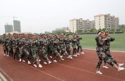 新生军训汇演动作流畅像动画，如此整齐，他们是怎样训练的？