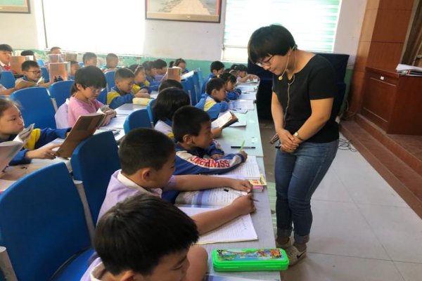 几个小朋友在草地上玩，一会儿，一会儿。仿写句子