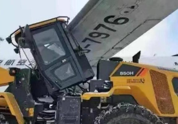 烟台机场一飞机与除冰车相撞？