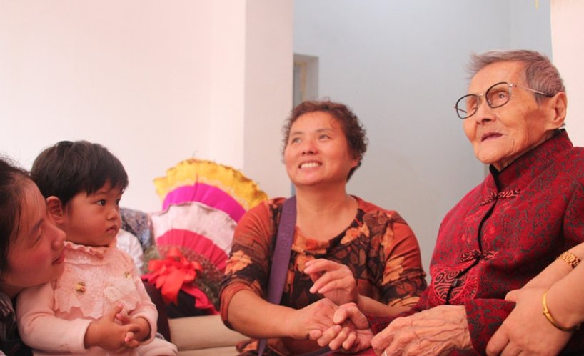 江西一名百岁老人被孙子捧成全县网红，你对这位老人有哪些了解呢？