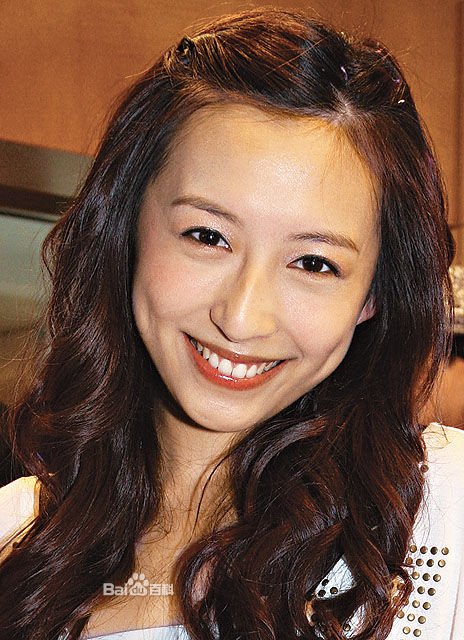 香港翡翠台TVB的“初五启市录”中前清分子中的大英小英中的小英那个演员，叫什么名字？