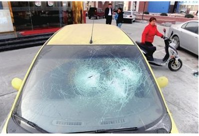 玻璃窗坠下砸穿车是怎么回事?
