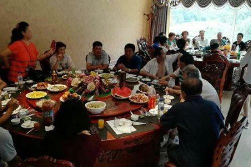 福州一中学举办奢华毕业聚餐，学校这么做合适吗？