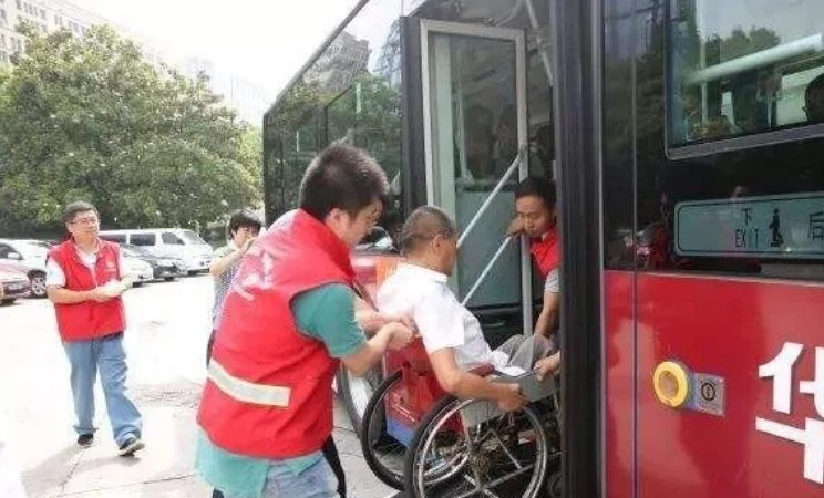 威海宝宝公交上骑玩具车妈妈舌战司机,乘坐公交车的时候要遵守哪些规定?