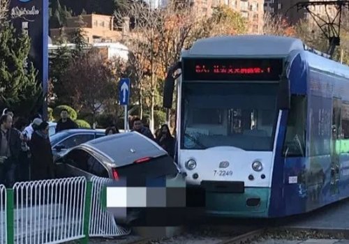 大连两辆有轨带电车相撞，车头凹陷，是否造成了人员伤亡？