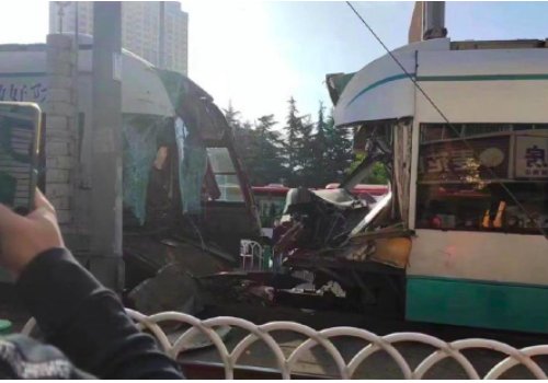 大连两辆有轨带电车相撞，车头凹陷，是否造成了人员伤亡？