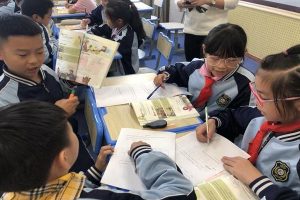 几个小朋友在草地上玩，一会儿，一会儿。仿写句子