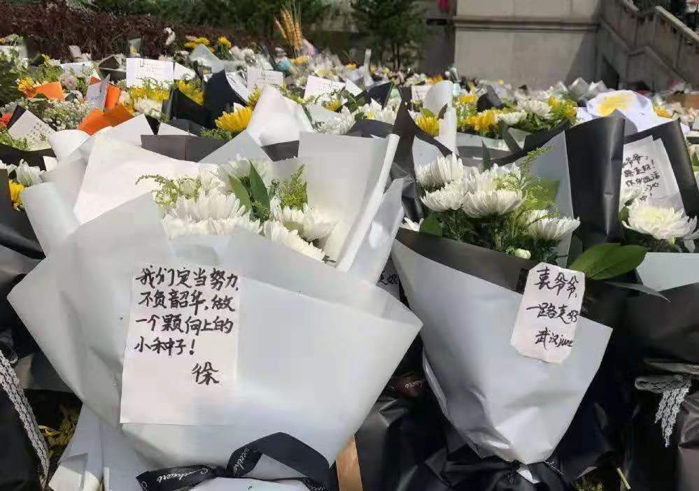 “湘雅医院门口的三束水稻”引热议,这代表了什么?