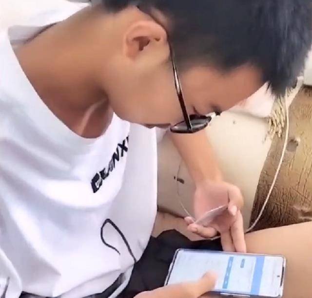 江西一男孩查分后盯手机愣住，妈妈心疼，这位男孩当时的心情是怎样的？