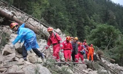 突发!5名游客在攀登火山途中遇难,究竟发生了什么?