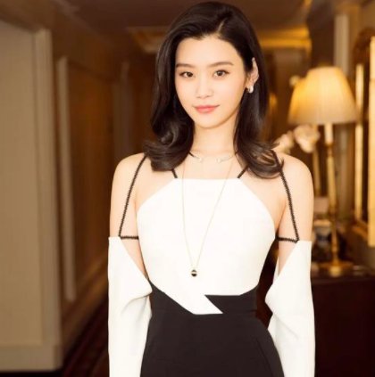 奚梦瑶怀二胎后首次直播，脸蛋圆润孕肚凸起，她的状态如何？