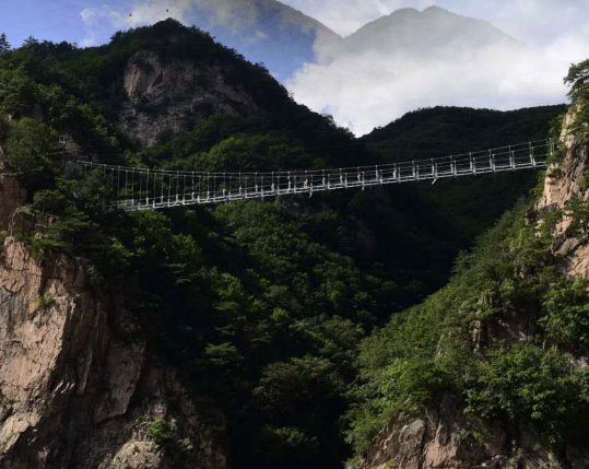 辽宁玻璃栈道发生事故是否造成人员伤亡？