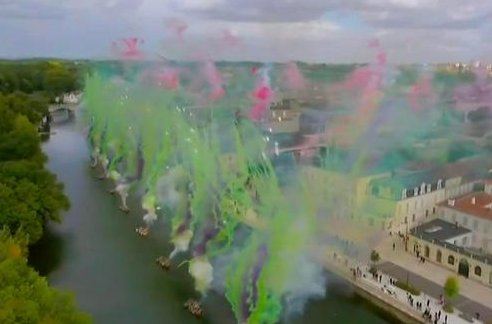 艺术家蔡国强在法国点燃白日焰火?