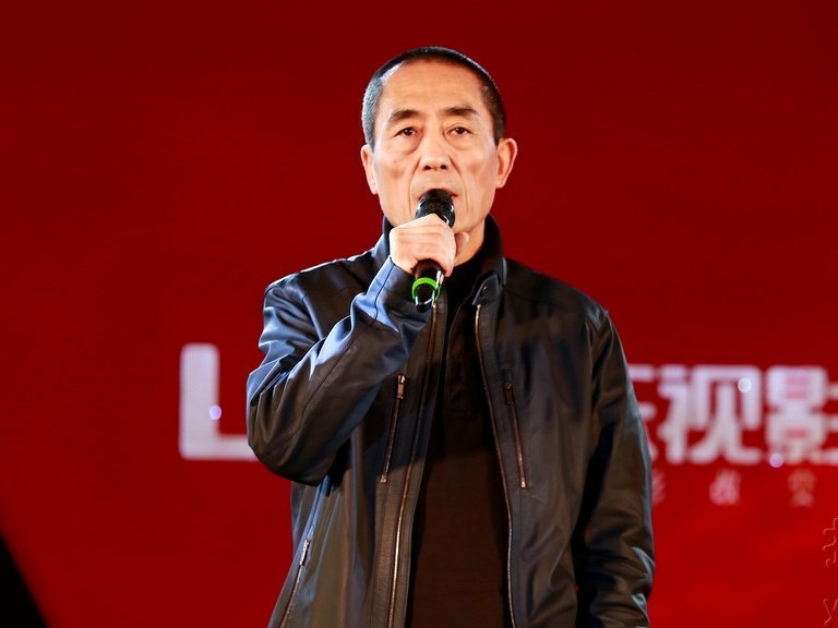 张艺谋的成功告诉你“会夹着尾巴做人”到底有多重要?