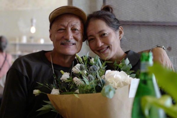 余文乐晒和老婆老年妆造型，两个人是娱乐圈的模范夫妻吗？