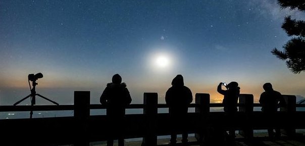 摄影师泄露军事机密获刑14年，如何从法律角度解读其行为？