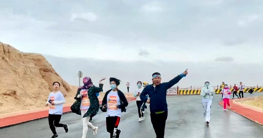 甘肃越野赛参赛者讲述救人细节引热议，当时参赛选手到底经历了什么？