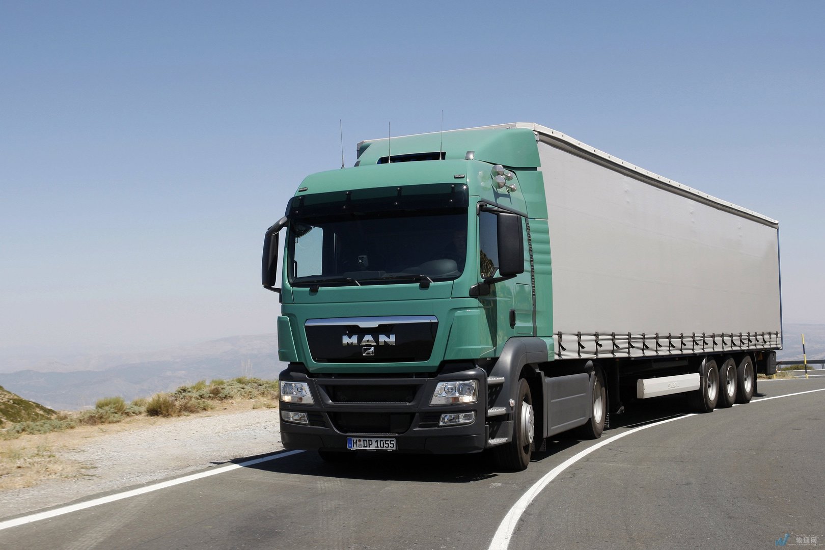 云南一载满沙子的货车侧翻,路边两居民侥幸逃过一劫,当时的情况有多危急?