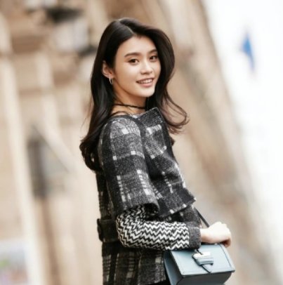 奚梦瑶怀二胎后首次直播,脸蛋圆润孕肚凸起,她的状态如何?