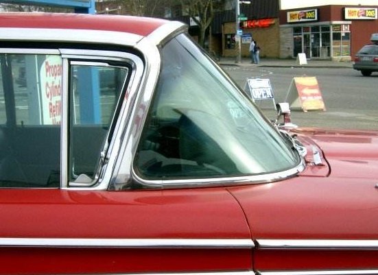 玻璃窗坠下砸穿车是怎么回事?