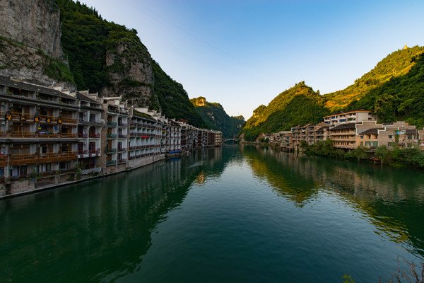 遵义95后女孩用辣椒摆出党旗，她的这一举动表达了对祖国怎样的敬爱之情？