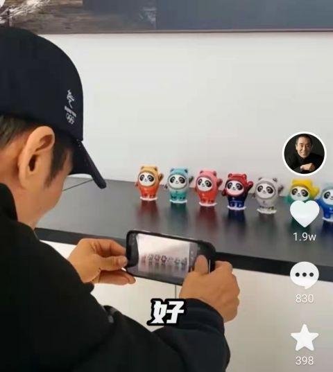 张艺谋拆冰墩墩盲盒，特意藏自己办公室里，他对冰墩墩有多宠爱？