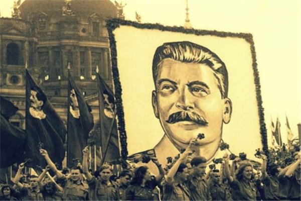 苏联早期领导层成员，为什么喜欢把右手插进上衣里？