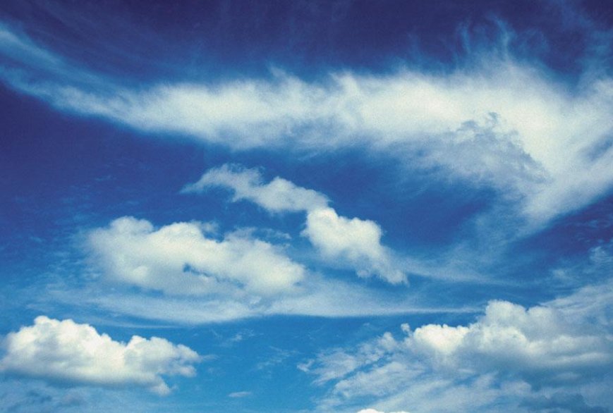 天空是蔚蓝色窗外有千纸鹤原唱是谁？