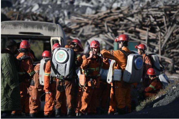 贵州一煤矿顶板垮塌，导致14人被困，涉事煤矿在此事中该承担哪些责任？
