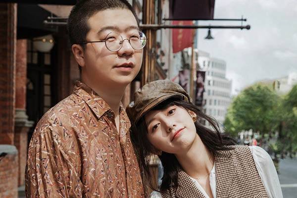 黑尾酱放弃蓝发又改染奶奶灰，背影弯腰驼背，李诞终于贴心托行李了吗？