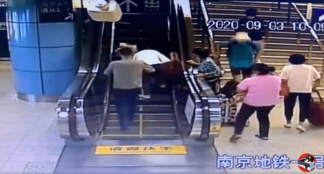 老夫妻地铁站摔伤拒绝通知家人，他说了什么话