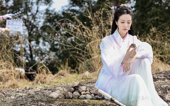 《暮晓春来迟，先于百花知，岁岁种桃花，开在断肠时。》的诗名是什么