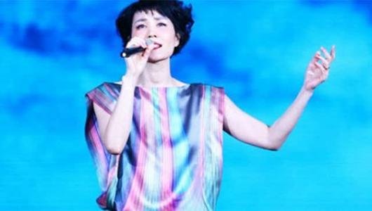 那首歌曲中有这几句歌词:谁说爱上一个不回家的人,唯一结局就是无止境的等，是不是不管爱上什么人，