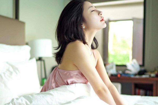 睡觉觉被男朋友亲醒是什么感受?