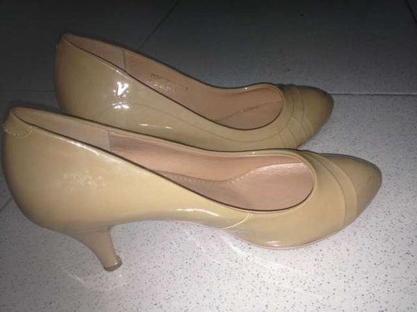 新买的高跟鞋皮质很硬，怎样可以让皮软些？