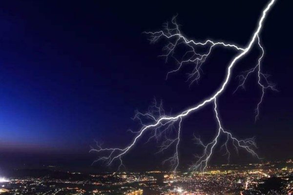 雷雨天气坐在汽车中，会被雷劈吗？